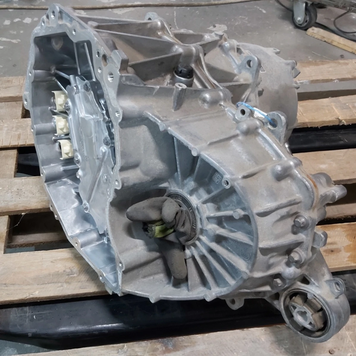 1 Мотор задній MOSFET в частковому зборі без інвертора, масляного насоса та фільтра, теплообмінника, резольвера н/к Tesla model 3 1120980-00-G