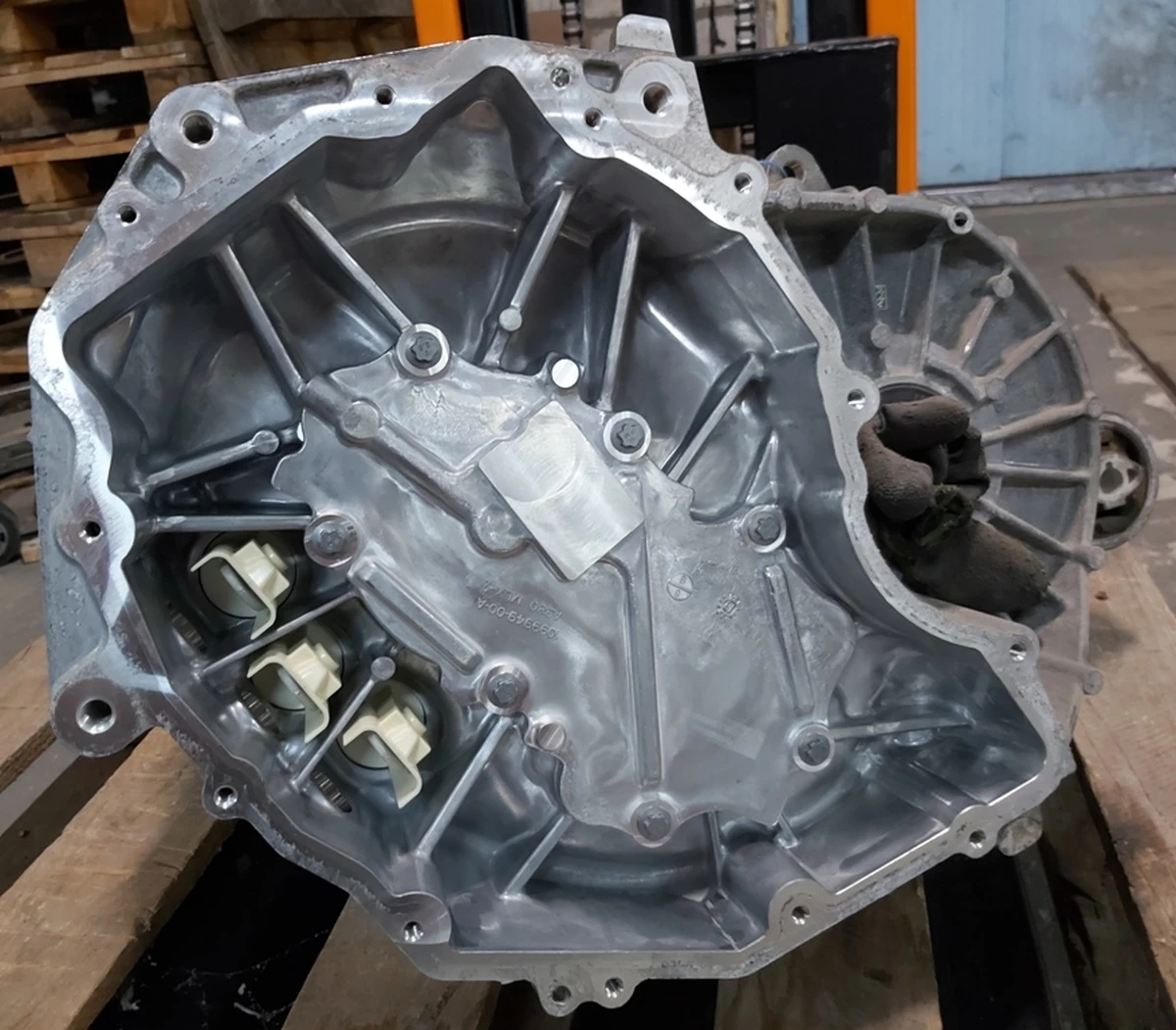 1 Мотор задній MOSFET в частковому зборі без інвертора, масляного насоса та фільтра Tesla model 3 1120980-00-G