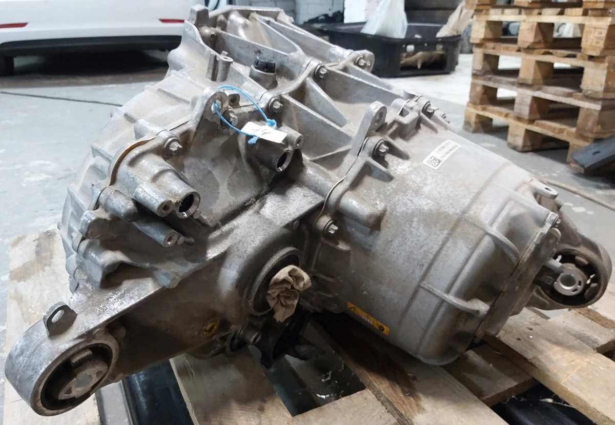 1 Мотор задній MOSFET в частковому зборі без інвертора, масляного насоса та фільтра Tesla model 3 1120980-00-G