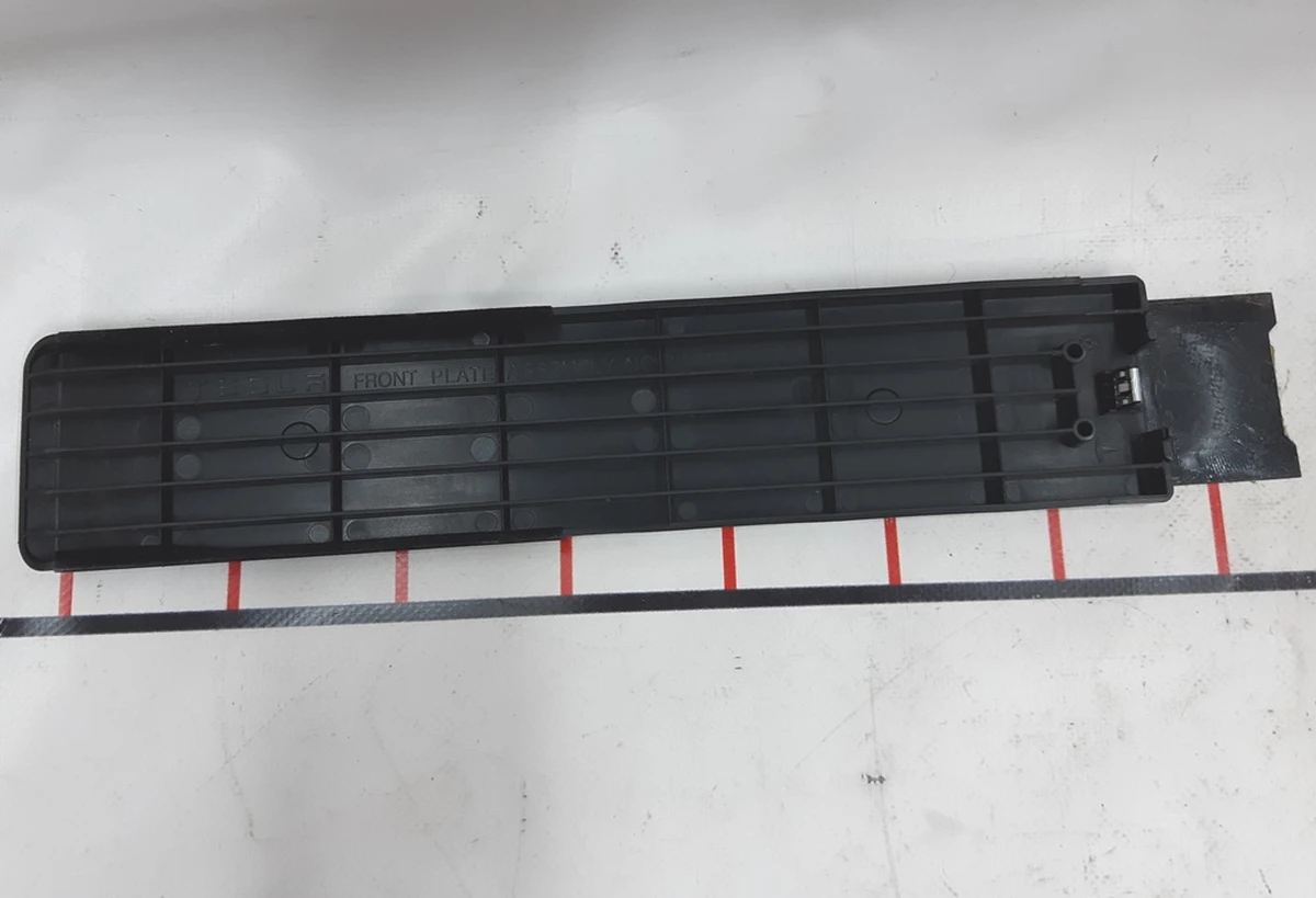 14 Пластина кріплення килимка (2-й ряд сидінь 7 місць) Tesla model X 1121022-00-D