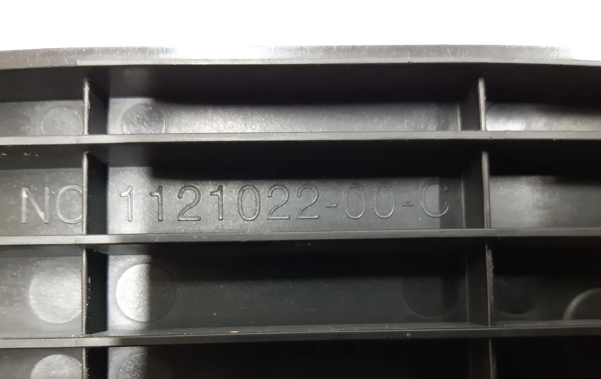 14 Пластина кріплення килимка (2-й ряд сидінь 7 місць) Tesla model X 1121022-00-D