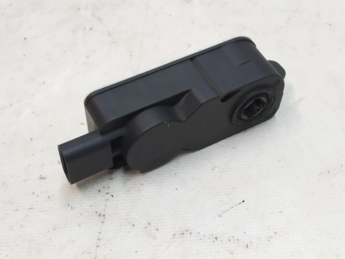 7 Електропривод центрального люверса Tesla Model X 1034850-00-F