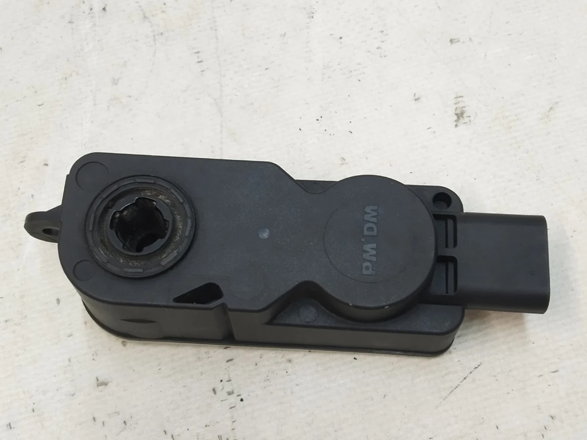 7 Електропривод центрального люверса Tesla Model X 1034850-00-F