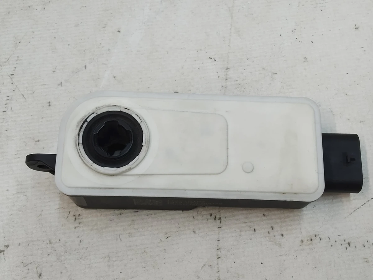 7 Електропривод центрального люверса Tesla Model X 1034850-00-F