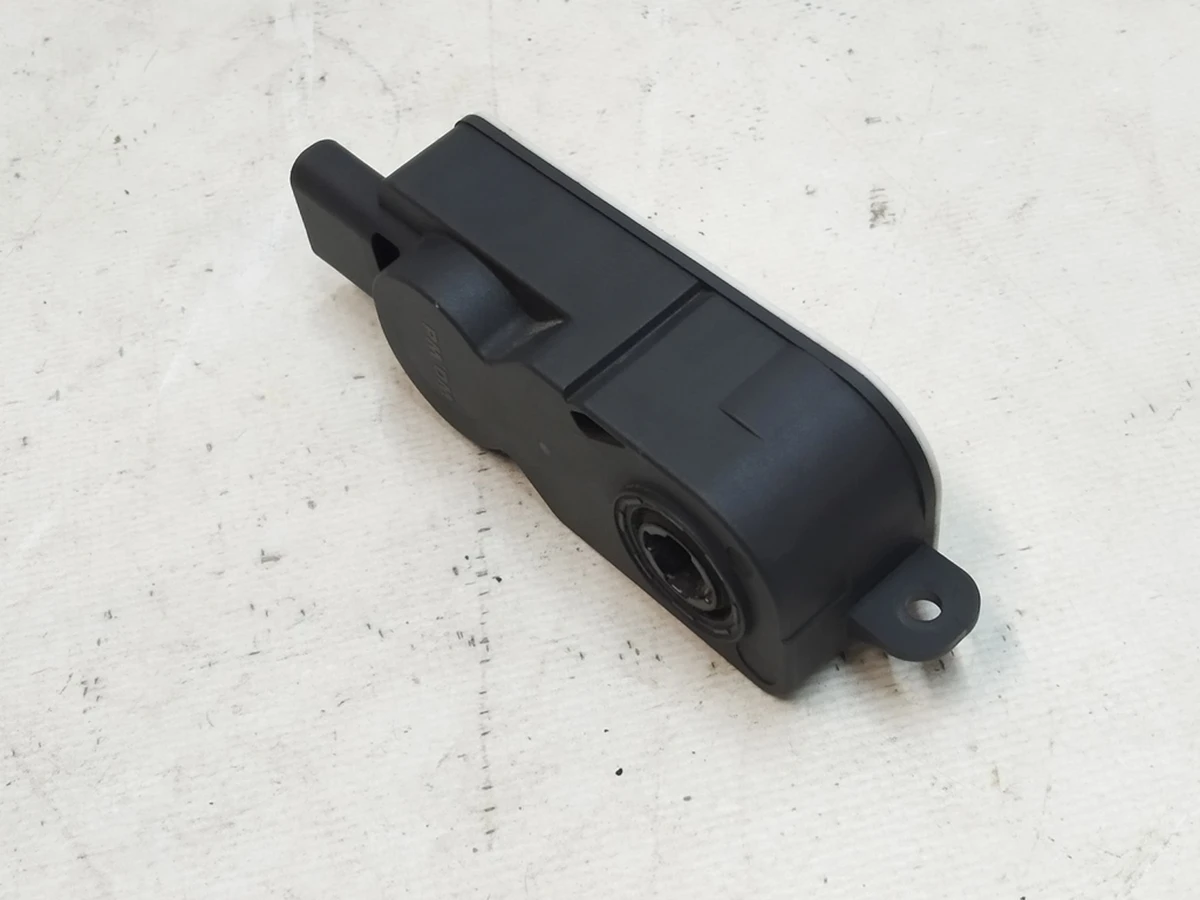 7 Електропривод центрального люверса Tesla Model X 1034850-00-F