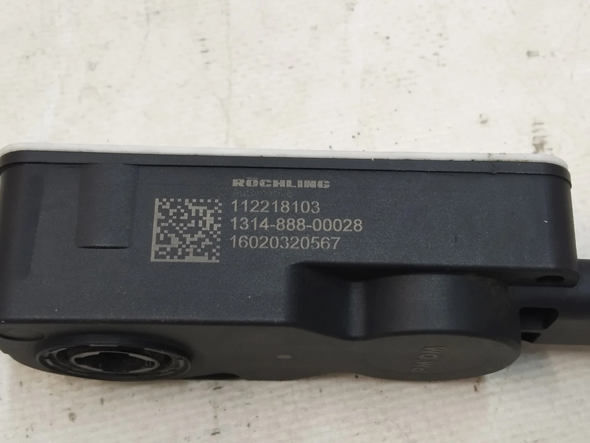 7 Електропривод центрального люверса Tesla Model X 1034850-00-F