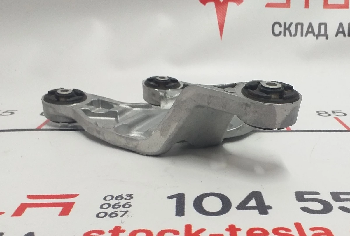 6 Кронштейн компресора кондиціонера RWD верхній в зборі Tesla model 3 1122968-00-B