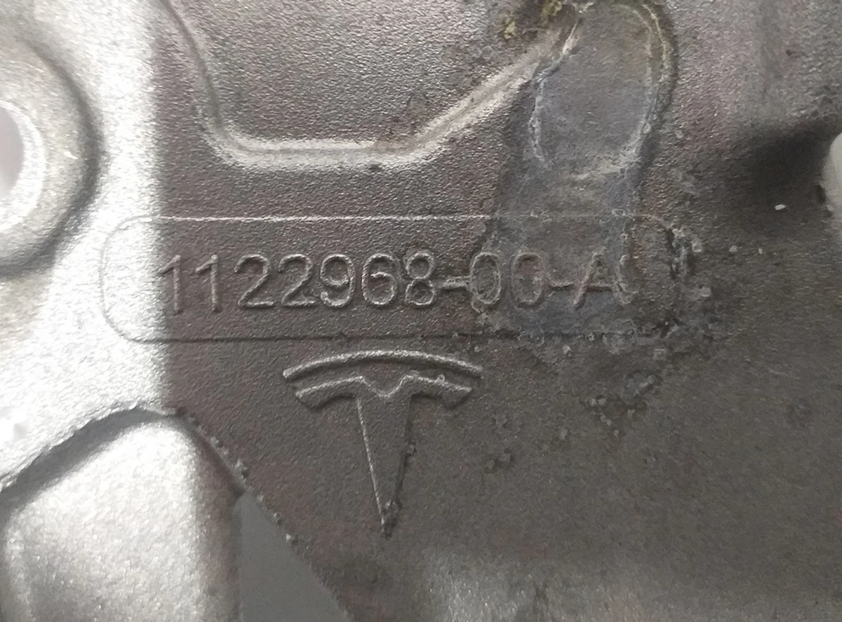 6 Кронштейн компресора кондиціонера RWD верхній в зборі Tesla model 3 1122968-00-B