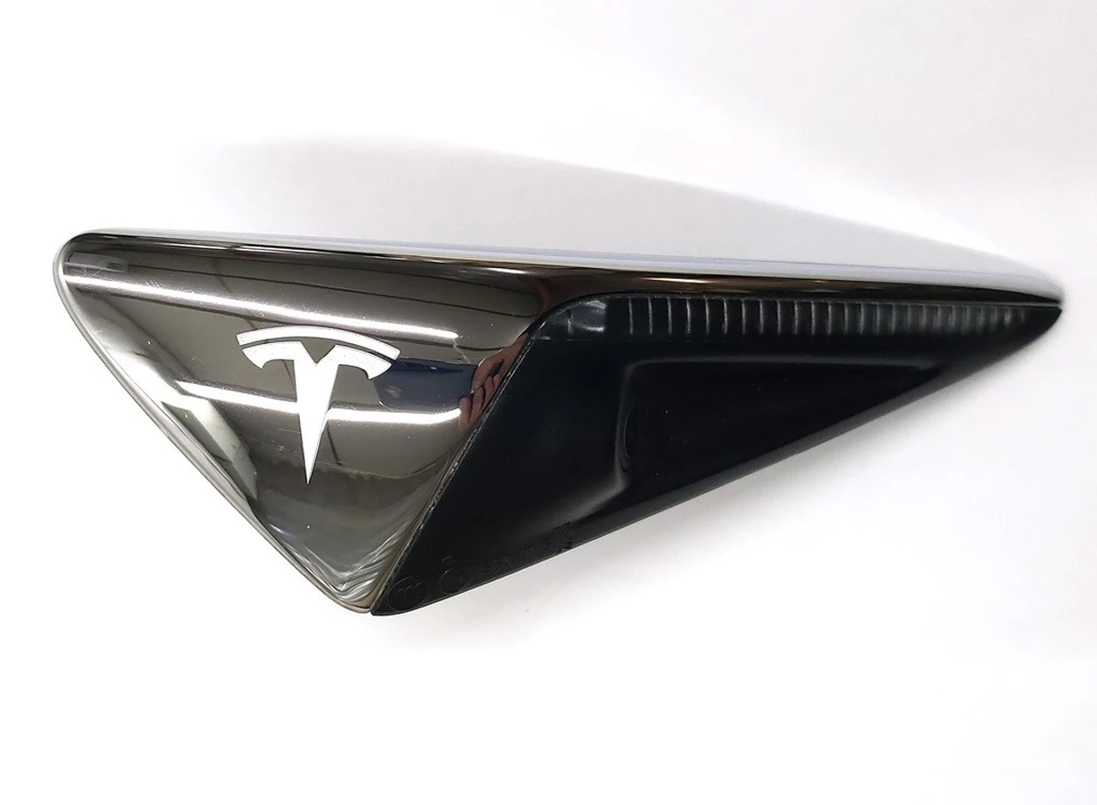 3 Повторювач повороту лівий (камера) АП2,5 та вище Tesla model 3 1125106-77-E