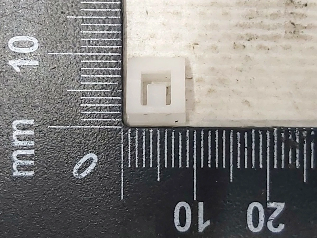 13 Клипса кронштейна панели щёток стеклоочистителя Tesla model 3 1125147-00-A