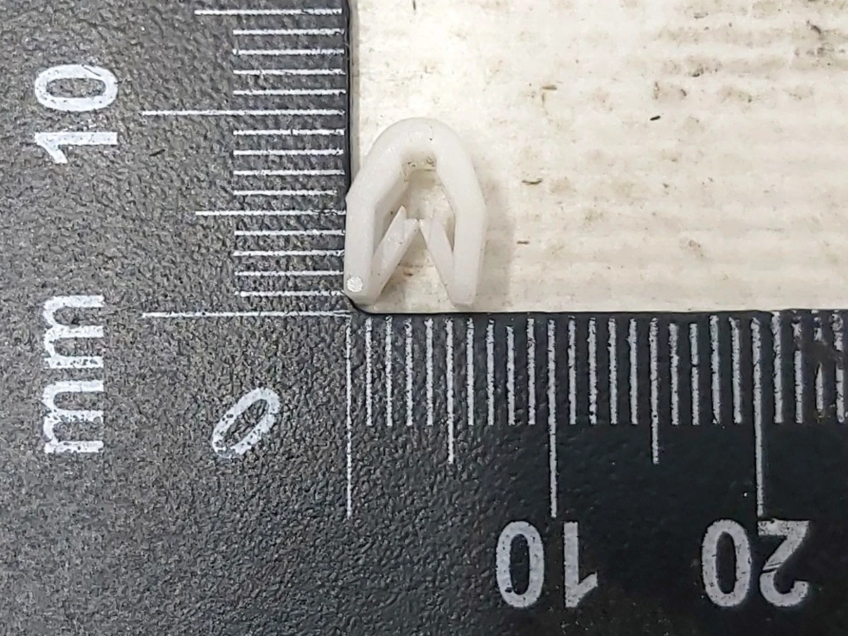 13 Клипса кронштейна панели щёток стеклоочистителя Tesla model 3 1125147-00-A