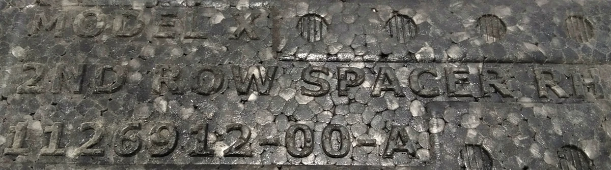 8 Панель заповнення пустот (2-й ряд сидінь) правий Tesla Model X 1126912-00-A