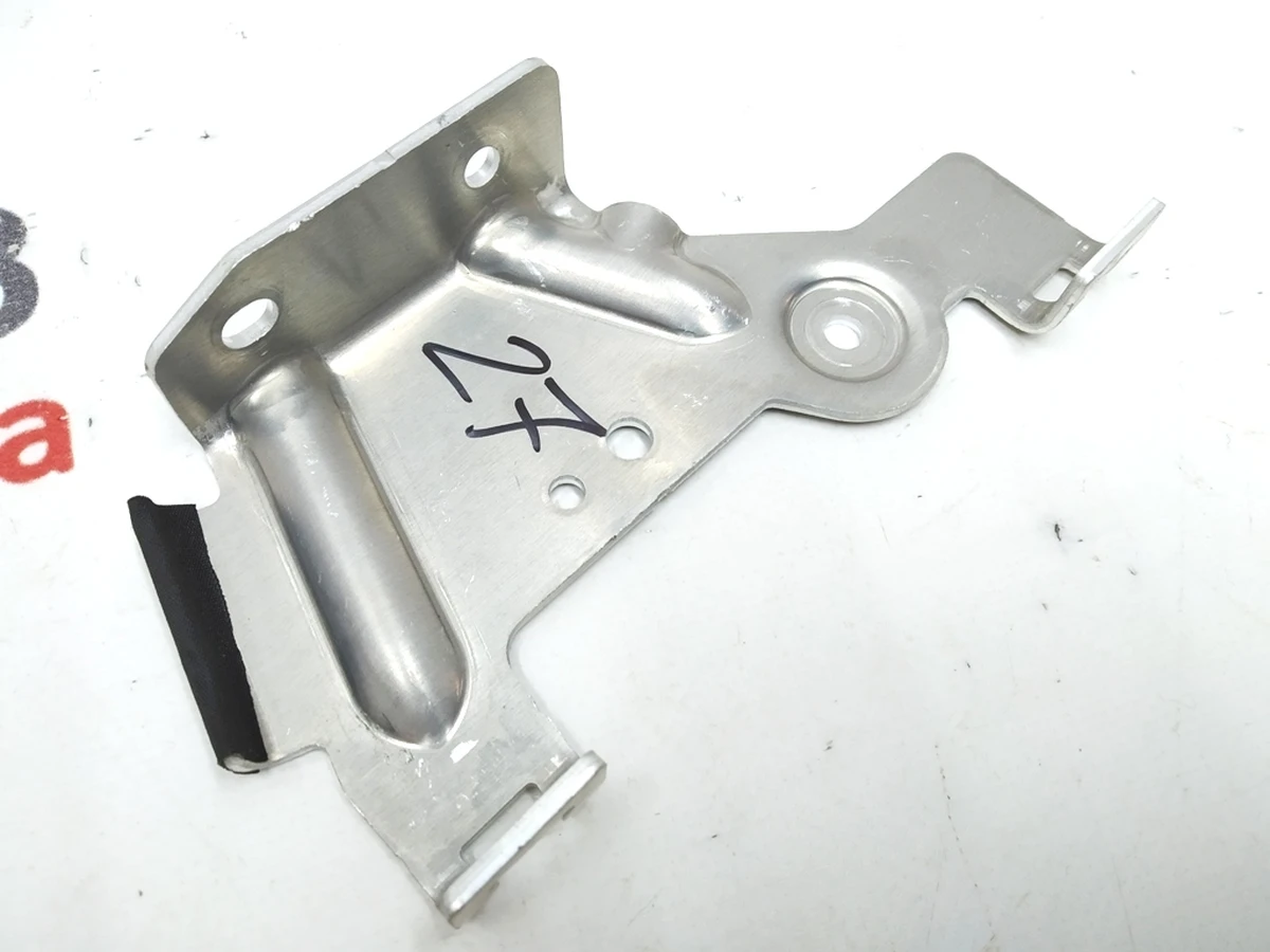 12 Кронштейн крепления нагревателя батареи нижний Tesla model S REST 1126941-00-C