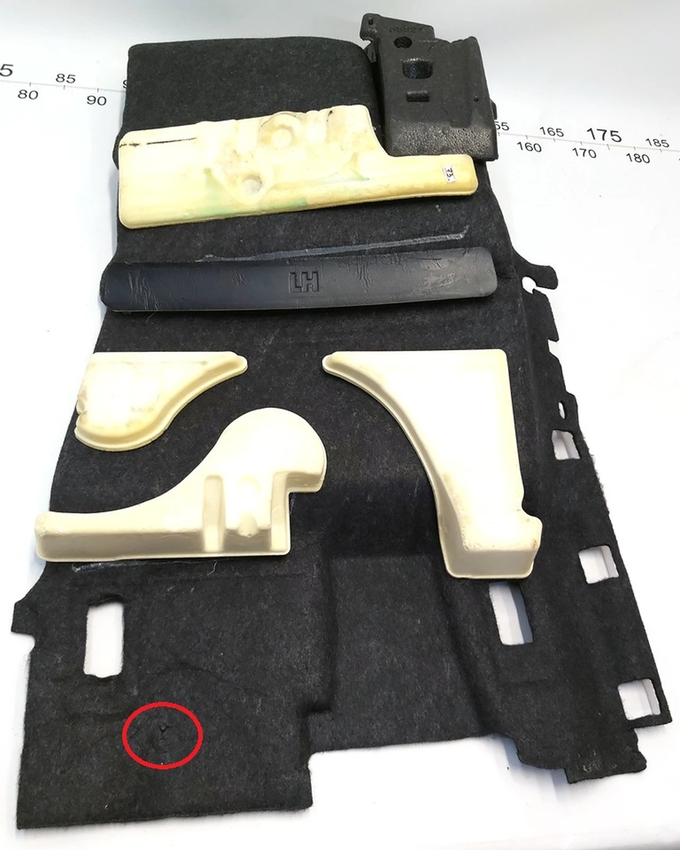 1 Килимове покриття салону переднє ліве у зборі з пошкодженням Tesla Model 3 1127267-00-G