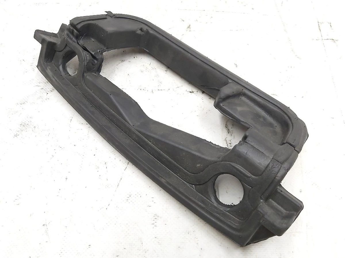 2 Ущільнювач панелі замка підкапотного боксу Tesla model 3 1127345-00-A