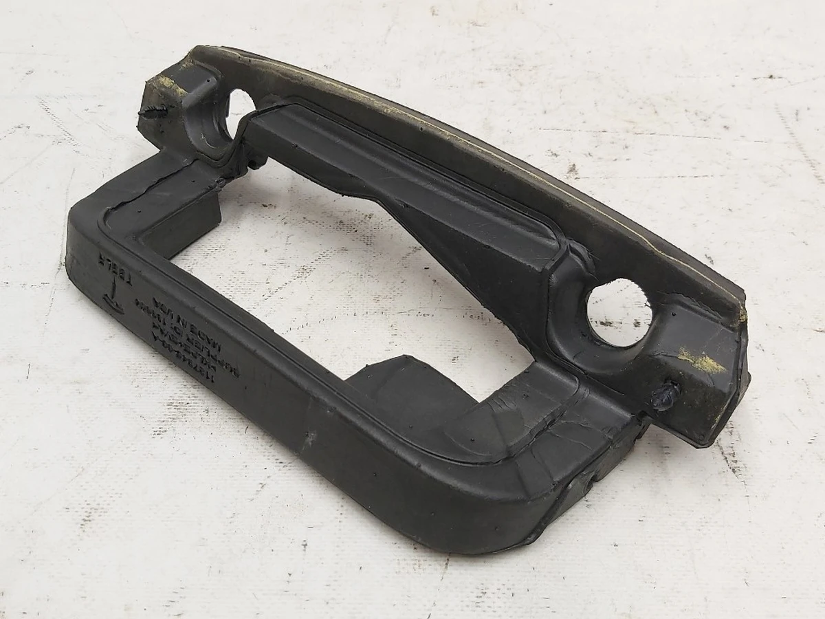 2 Ущільнювач панелі замка підкапотного боксу Tesla model 3 1127345-00-A