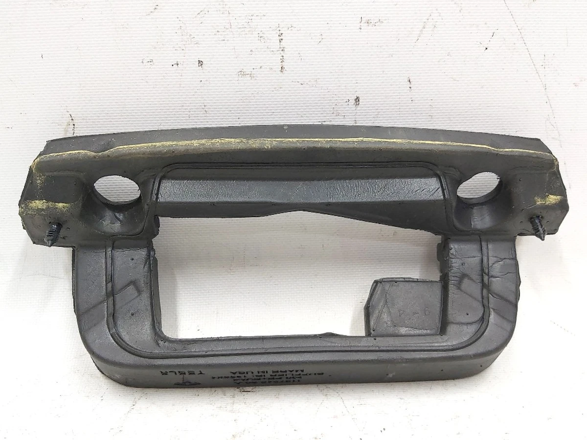 2 Ущільнювач панелі замка підкапотного боксу Tesla model 3 1127345-00-A