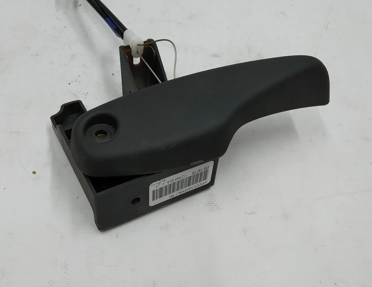 1 Механизм ручной разблокироки механизма перемещения одинарного правого сиденья 2-го ряда в сборе Tesla model X 3123720-03-A