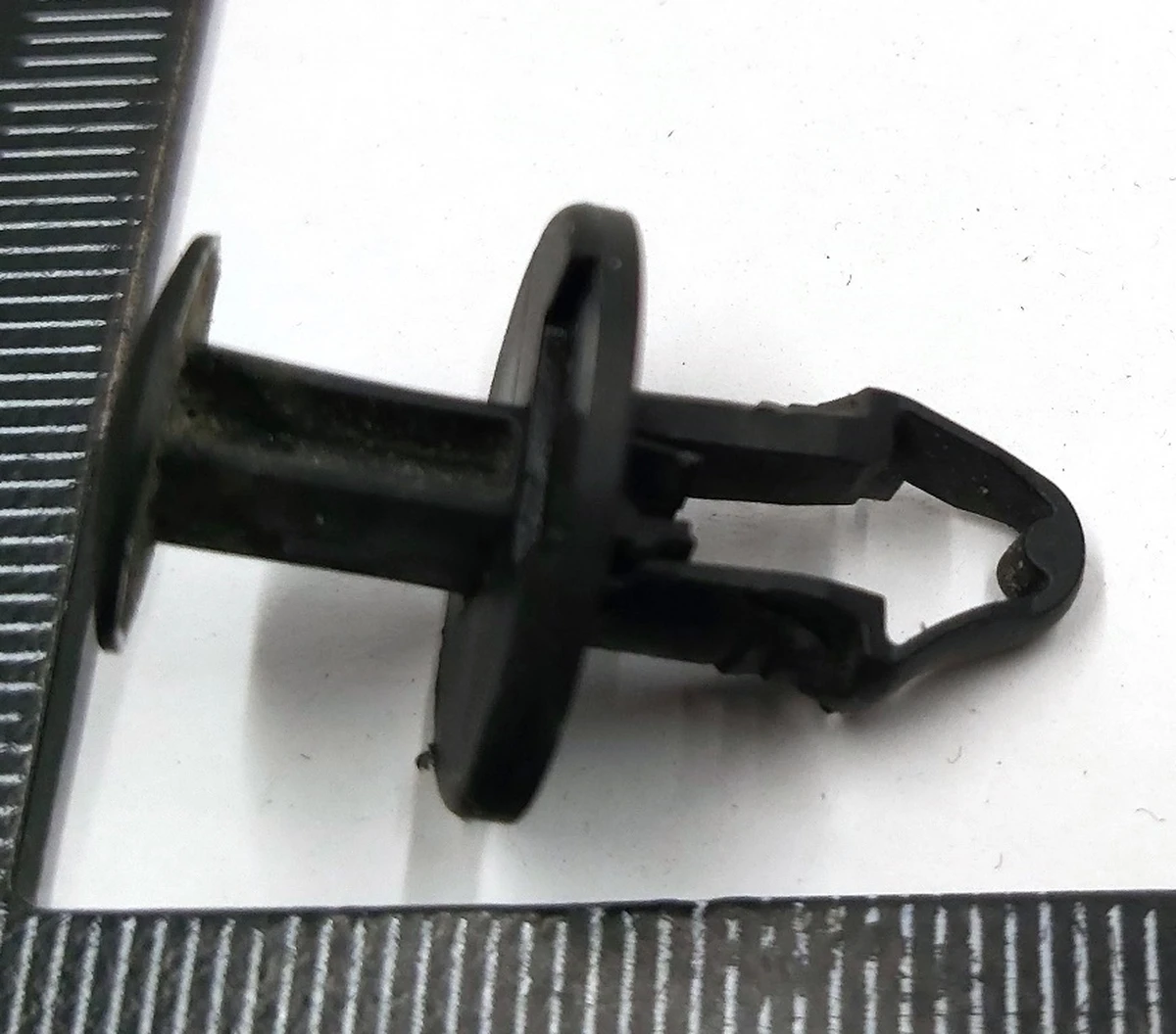Клипса PULL RIVET,8MM,5-7 GRP,NYLON,BLK Tesla model model 3, model Y 1128034-00-B