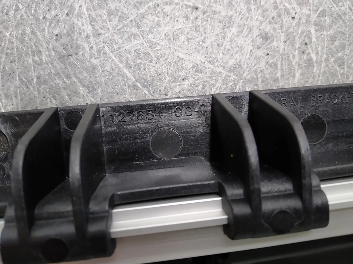 4 Панель підлоги 2-го ряду сидінь задня з направляючими (7 місць) Tesla model X 1128545-00-E