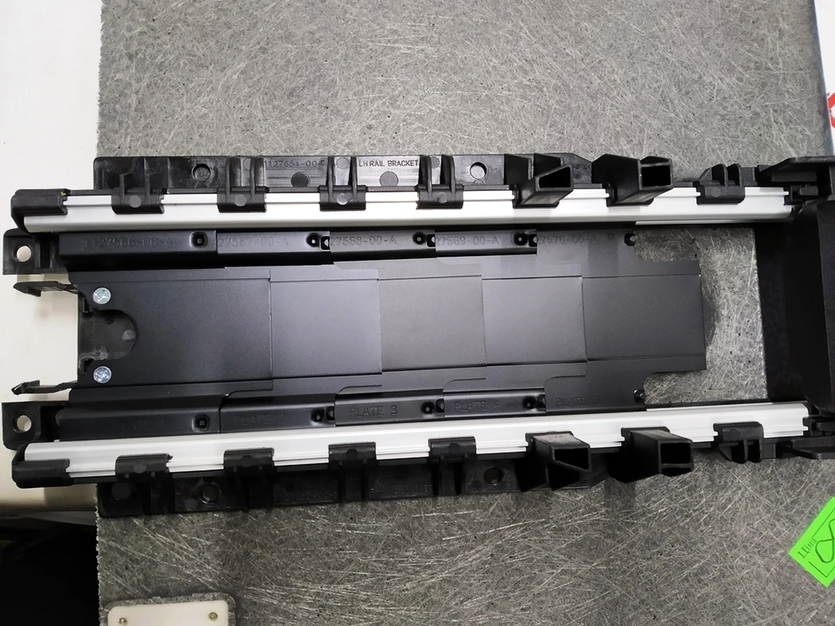 4 Панель підлоги 2-го ряду сидінь задня з направляючими (7 місць) Tesla model X 1128545-00-E