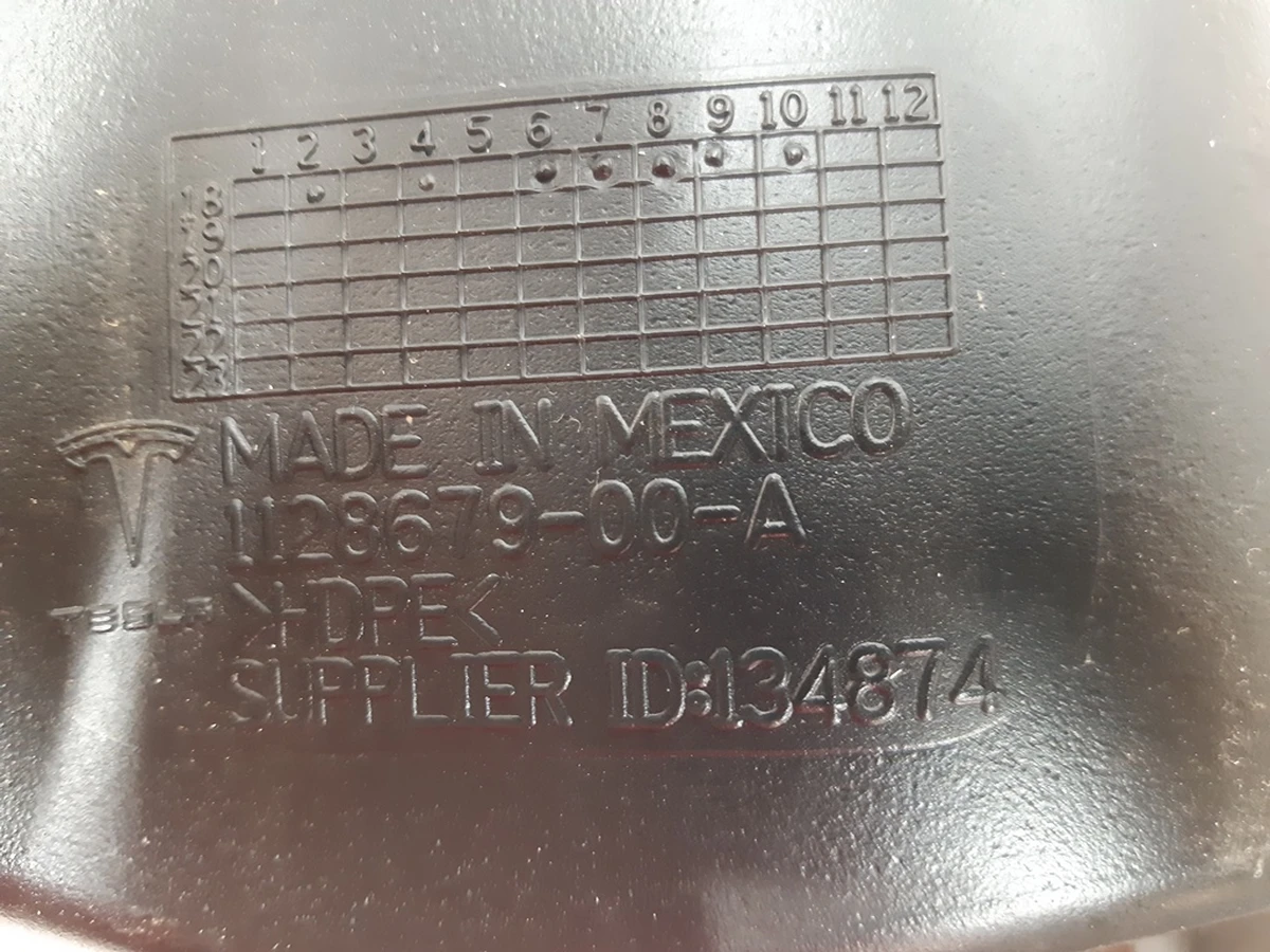 17 Повітропровід системи вентиляції правий горизонтальний Tesla model X 1128679-00-A