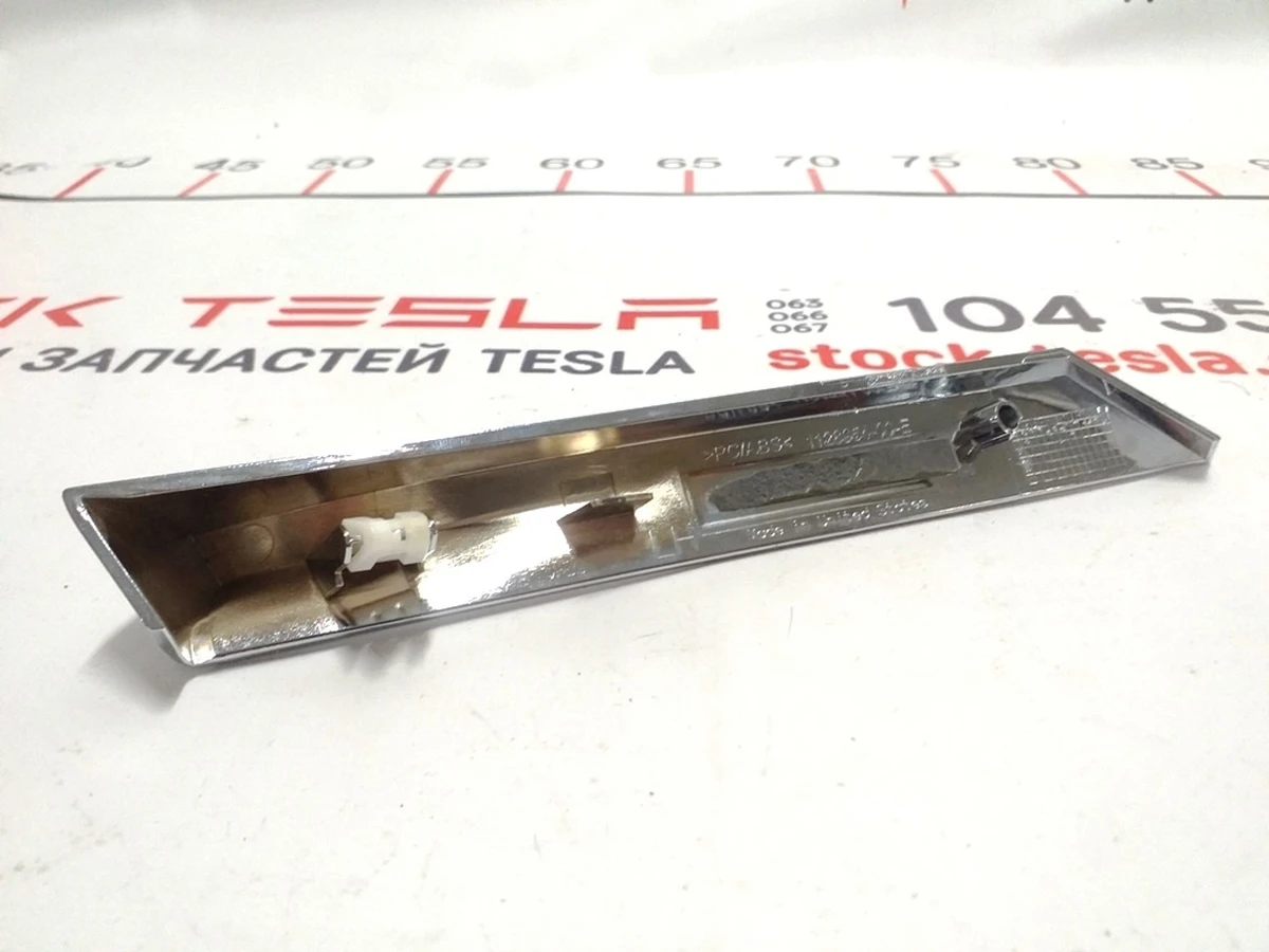1 Trim chrome lower window vents pillar A left Tesla model X 1128871-00-G