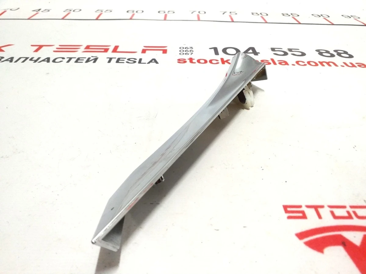 1 Trim chrome lower window vents pillar A left Tesla model X 1128871-00-G