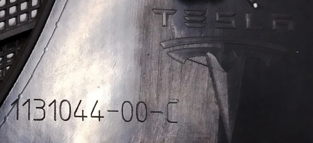 14 Декоративная накладка динамика передней правой двери Tesla model 3 1090411-01-H