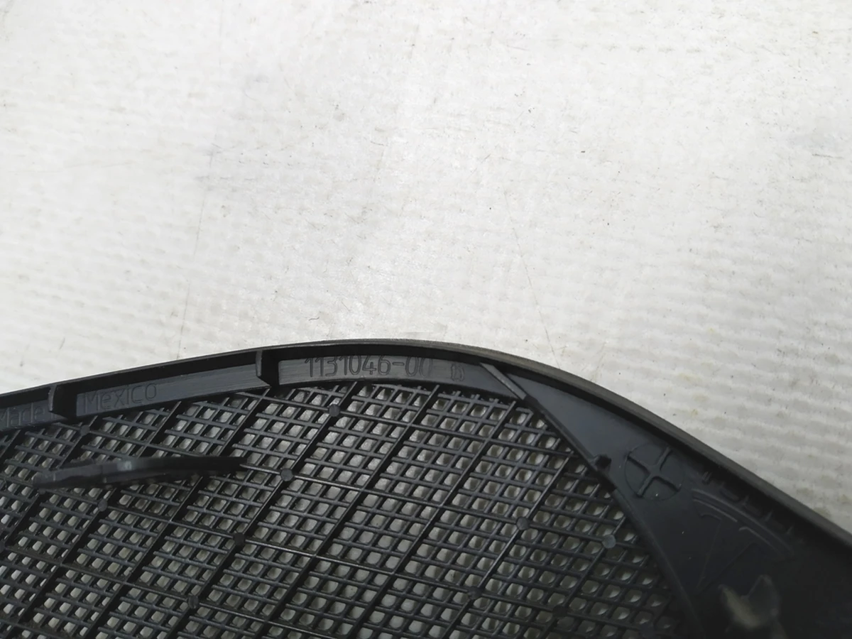 14 Декоративная накладка динамика задней правой двери Tesla model 3 1090411-01-H