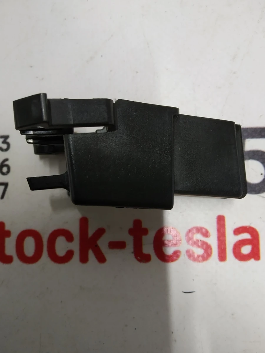 14 M3 Frunk Clip Reinforcement  Tesla Model 3 1131205-00-C