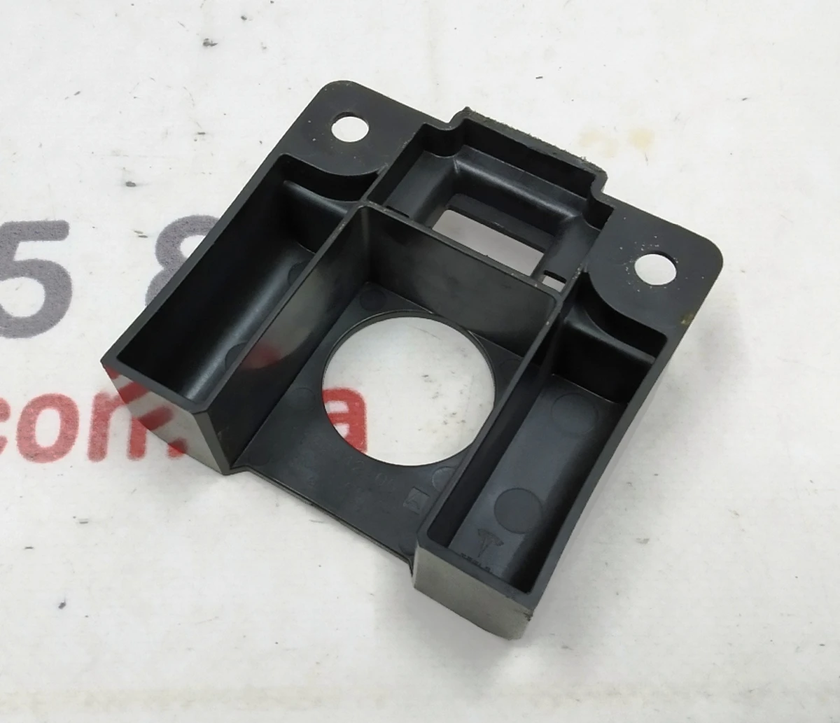 15 Кронштейн пластины крепления ковров сидений 2-го ряда Tesla model X 1121022-00-D