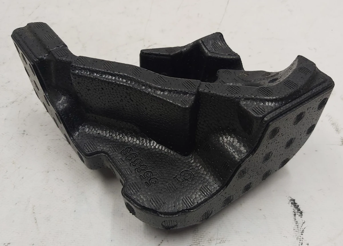 8 Упор направляючої сидіння другого ряду права (піна) Tesla model 3 1133023-00-D