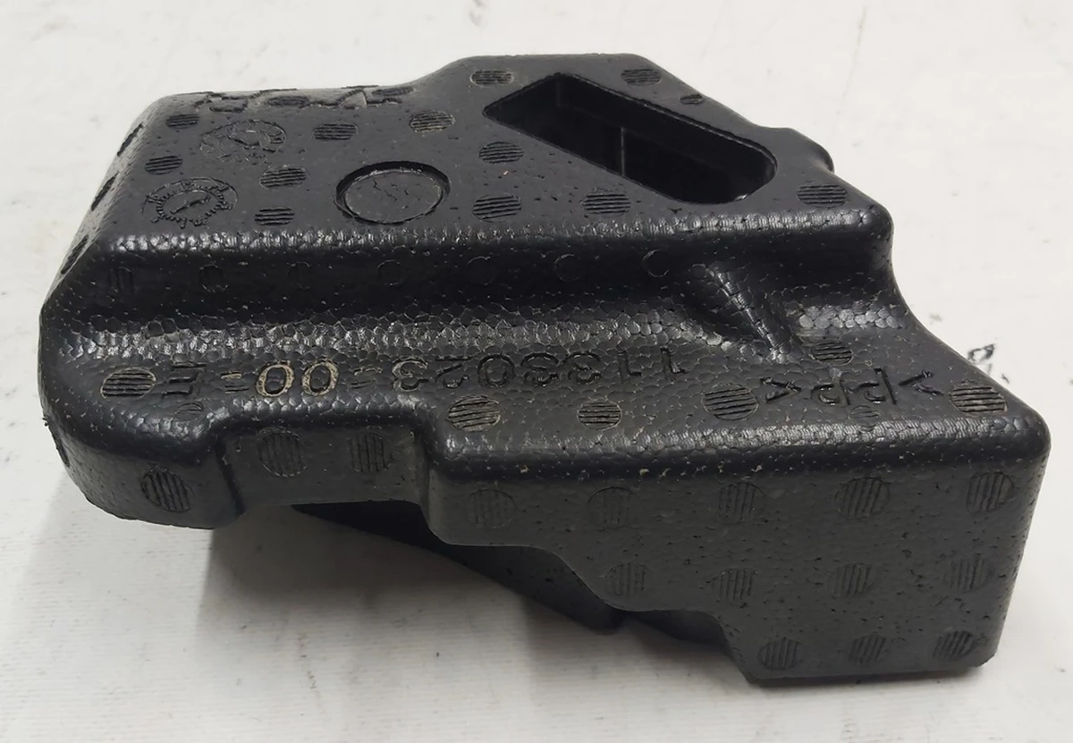 8 Упор направляючої сидіння другого ряду права (піна) Tesla model 3 1133023-00-D