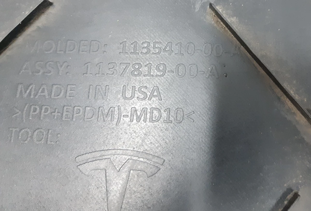 1 Диффузор бампера заднего нижний NEW Tesla model 3 1135410-00-A