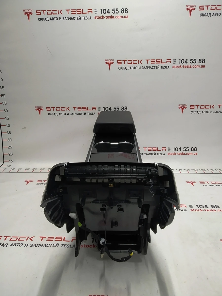 1 Центральная консоль в сборе подлокотник Black подстаканник Plastic Black без планки телефона и блока взаимодействия, USB Tesla model 3 1087900-00-E