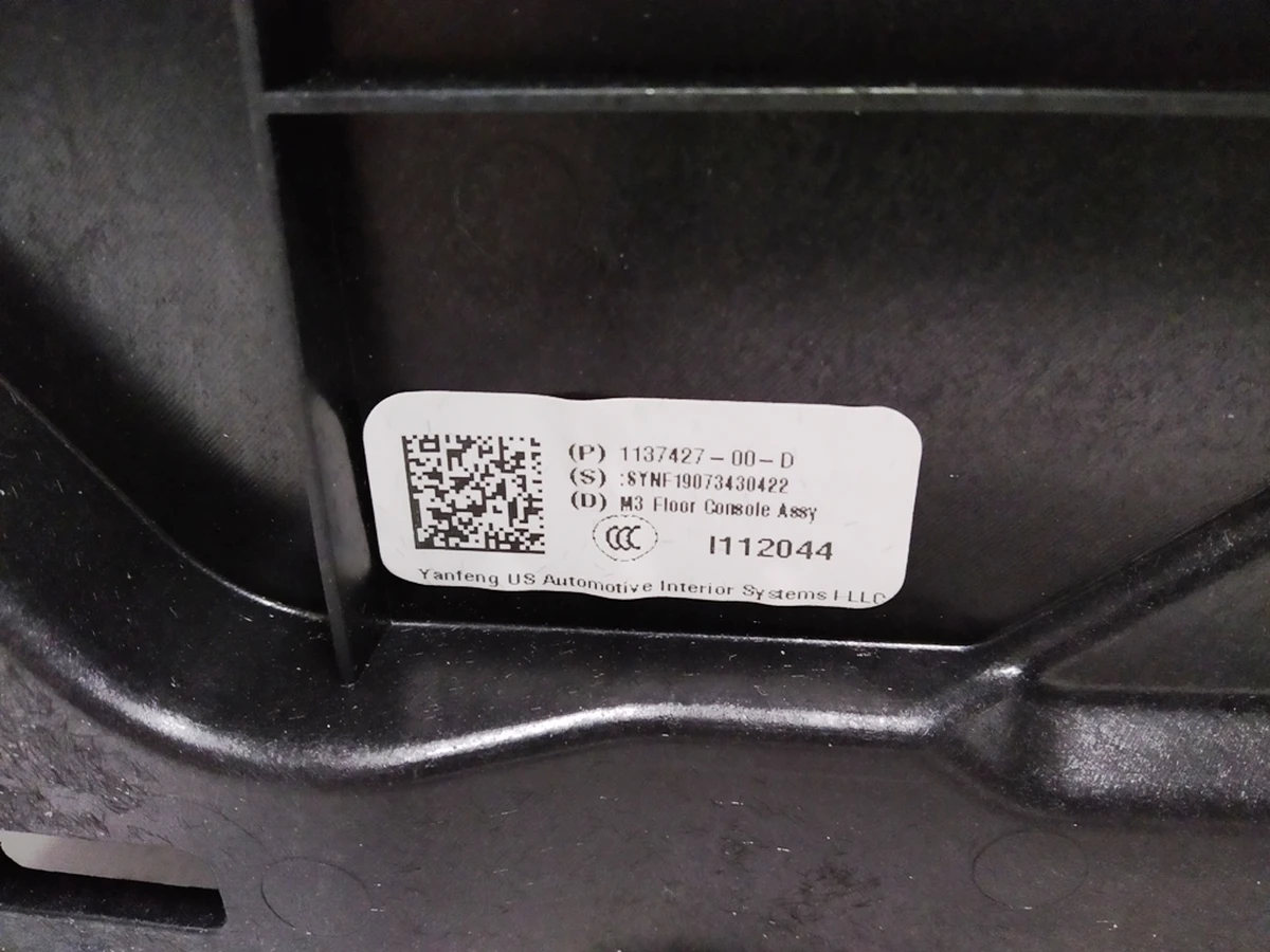 1 Центральная консоль в сборе подлокотник Black подстаканник Plastic Black без планки телефона и блока взаимодействия, USB Tesla model 3 1087900-00-E