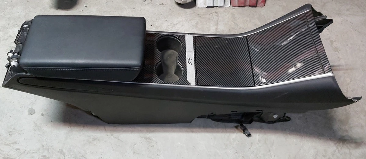 Центральна консоль у зборі накладка Carbon з пошкодженням без блоку USB та взаємодії з ключем Tesla model 3 1087900-00-E