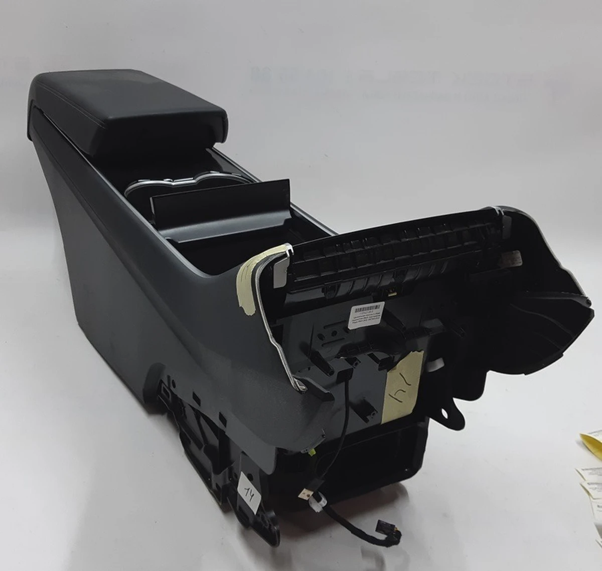 1 Центральная консоль подлокотник Black подстаканник Plastic Black без задней верхней крышки и коврика для телефонов Tesla model 3 1087900-00-E