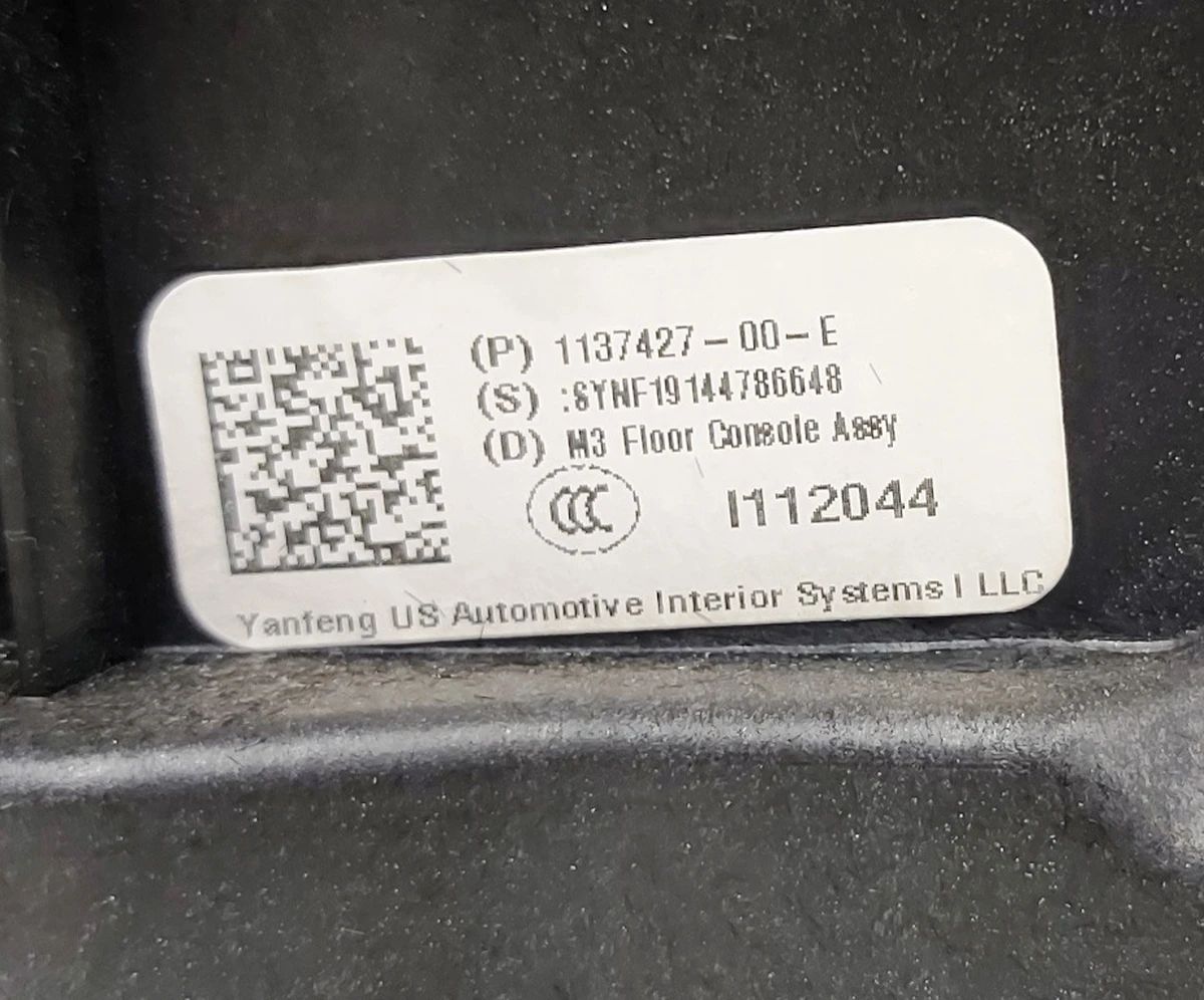 1 Центральная консоль подлокотник Black подстаканник Plastic Black без коврика для телефонов Tesla model 3 1087900-00-E