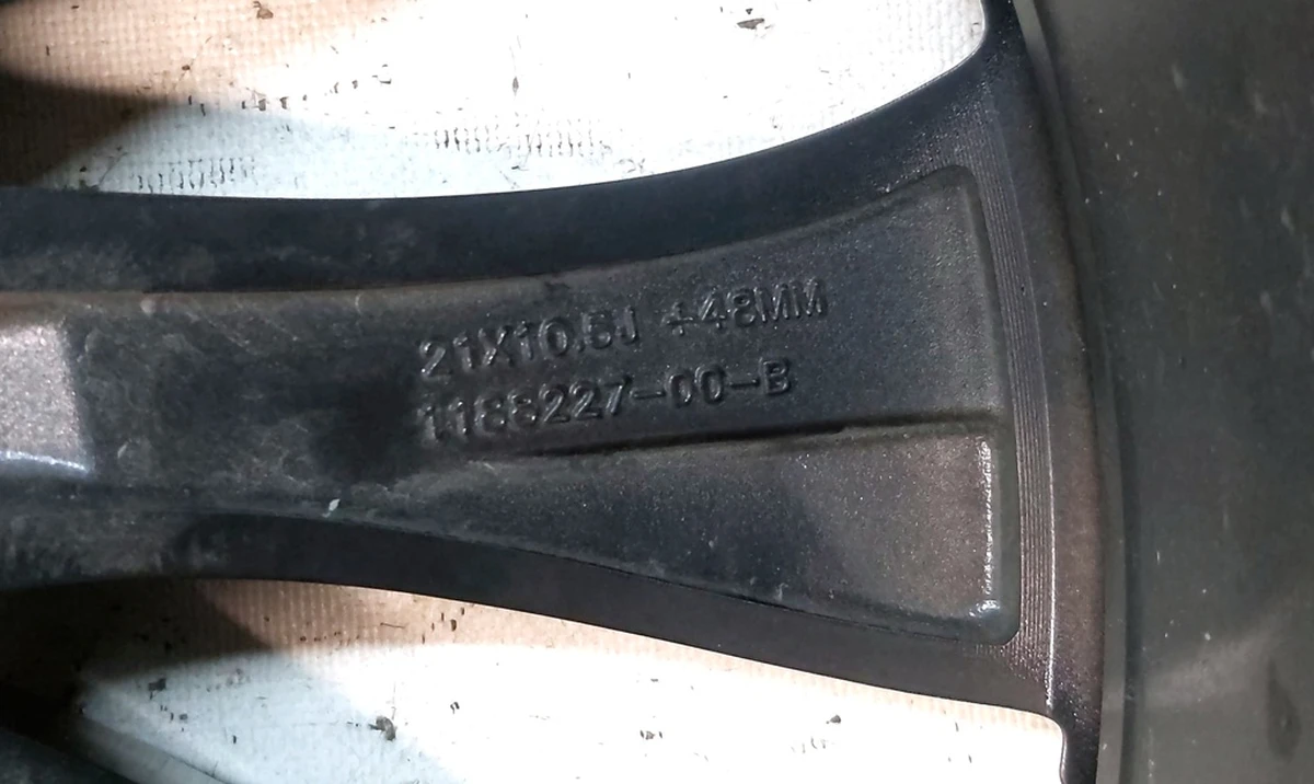 7 Колісний диск 21X10.5J ET48, SATIN CHARCOAL з пошкодженням Tesla model Y 3488227-00-A