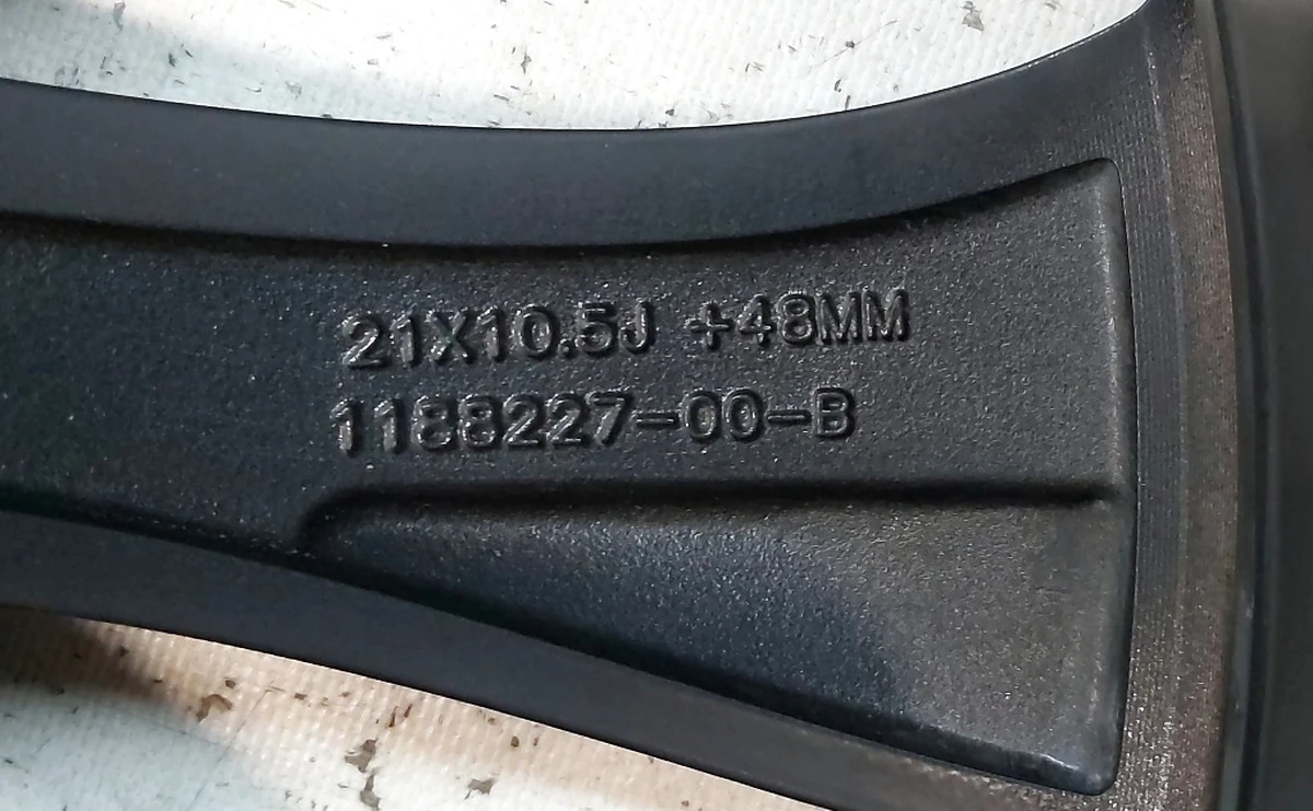 7 Колісний диск 21X10.5J ET48, SATIN CHARCOAL з пошкодженням Tesla model Y 3488227-00-A