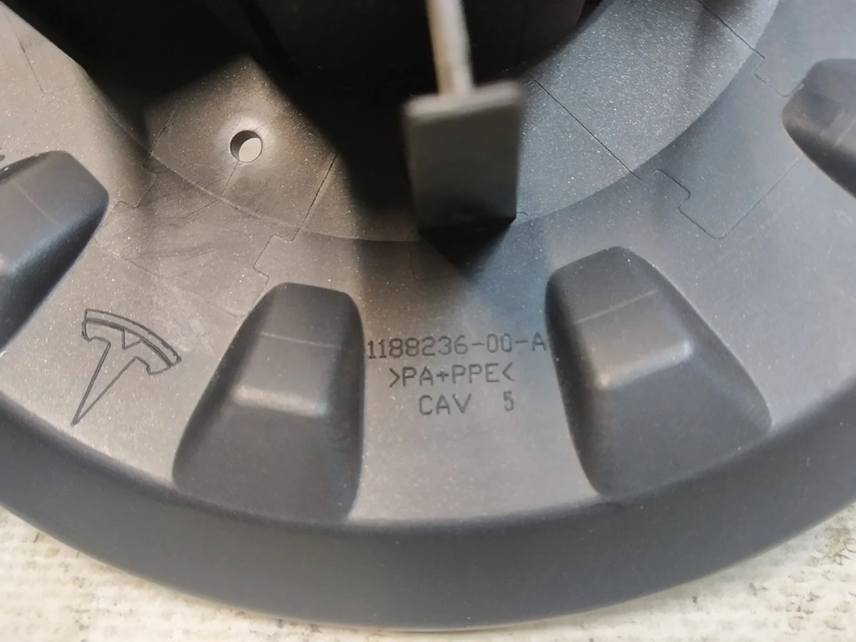 8 Колпачок центральный колесного диска 21 дюйм (GREY) (повреждение) Tesla model 3, model Y 1188236-00-A