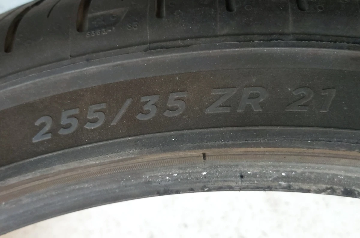 1 Шина 255/35R21 98W XL M S MICHELIN PILOT SPORT FRONT 7,43 мм с повреждением Tesla model Y 1188248-00-B