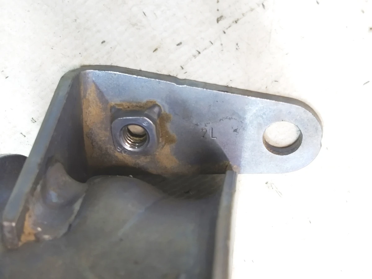 6 Кронштейн стабілізатора переднього лівий 28мм Tesla Model 3, Model Y 1188383-00-A