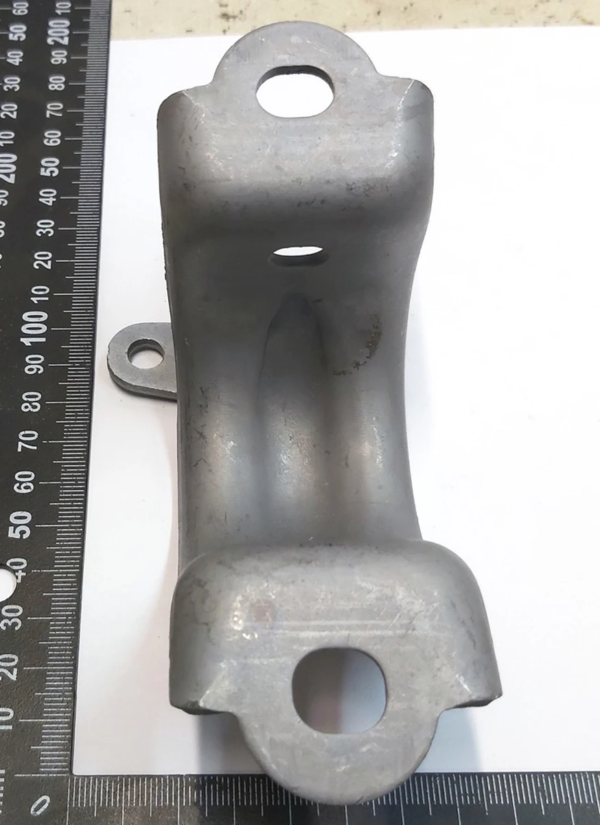 7 Кронштейн крепеленія стабілізатора переднього правий 29мм Tesla model 3 1044388-00-B