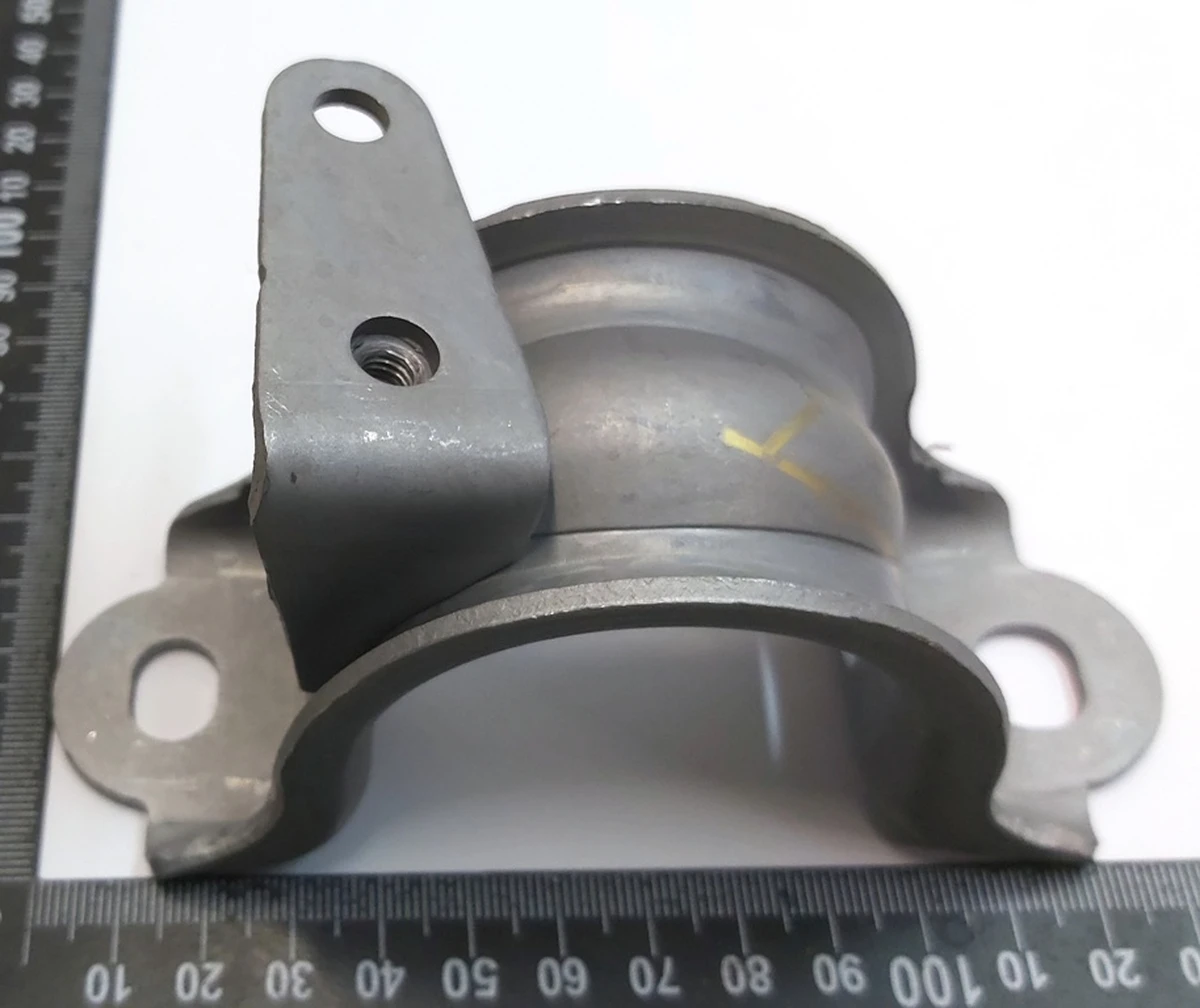 7 Кронштейн крепеленія стабілізатора переднього правий 29мм Tesla model 3 1044388-00-B