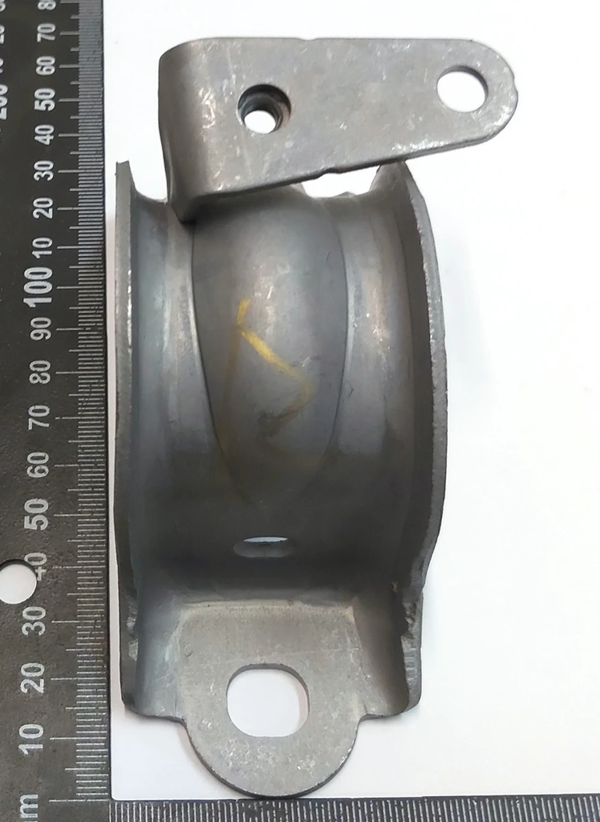 7 Кронштейн крепеленія стабілізатора переднього правий 29мм Tesla model 3 1044388-00-B