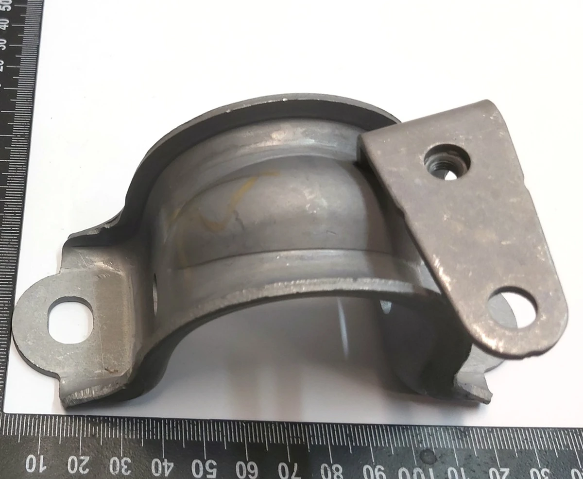 7 Кронштейн крепеленія стабілізатора переднього правий 29мм Tesla model 3 1044388-00-B