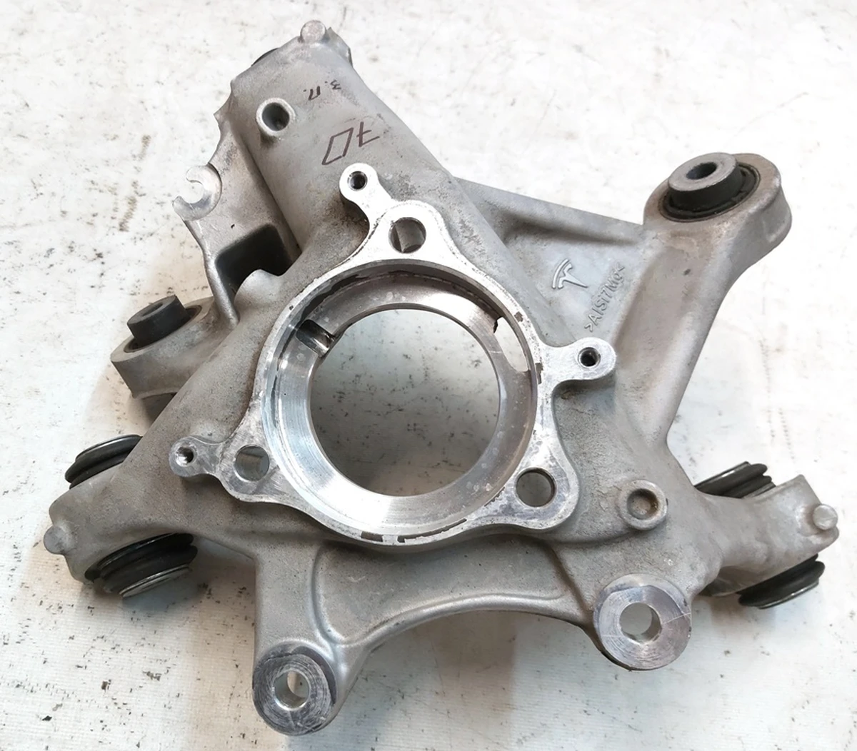 Кулак задній правий (цапфа) Tesla model Y 1188416-00-F